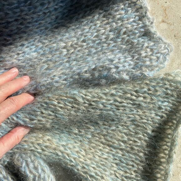 HAND CRAFTED Cashmere silk 104” luxury thin knit lightweight scarf Ombré blue - Picture 9 of 9